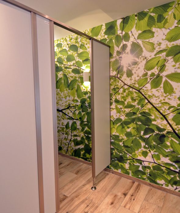 Durchlaufende Vliestapete erzeugt Atmosphäre im Raum