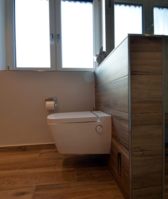 Wasch-WC an kleiner Vorwand - auf Wunsch seitlich anfahrbar
