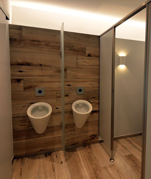 Urinalbereich getrennt und offen