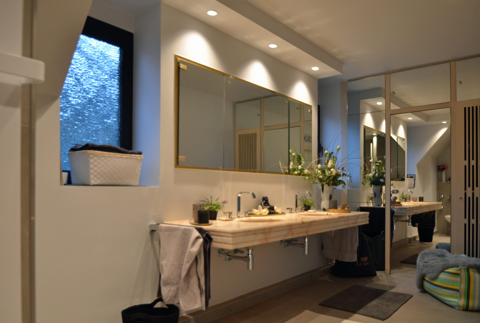 Marmorplatte mit neuen Armaturen als entspannter Partner im Betonbad