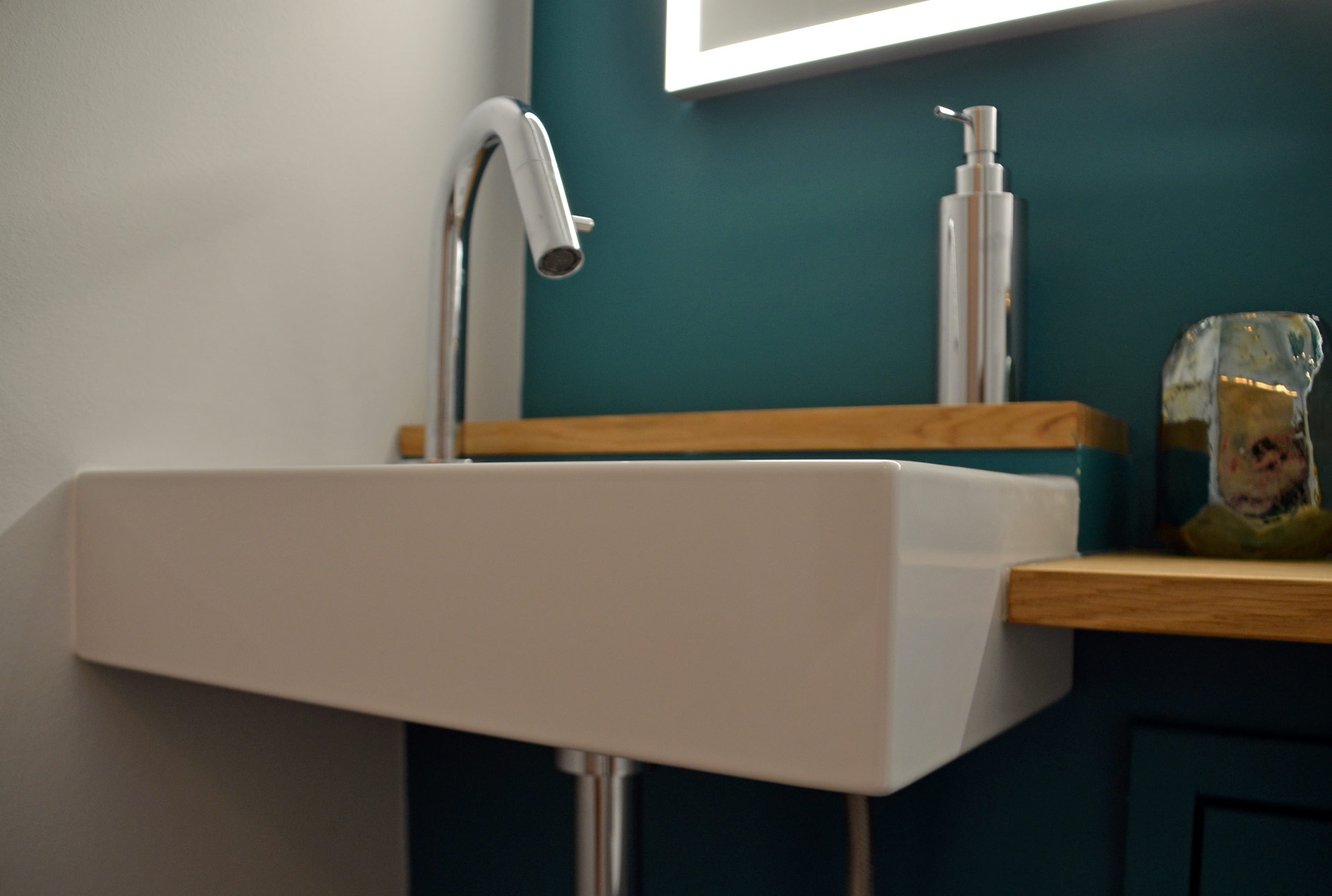 Handwaschbecken mit Ablageflächen aus Holz